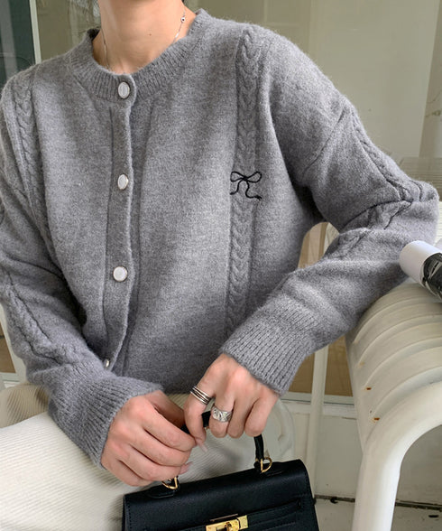 リボンワンポイントニットカーディガン秋冬 レディース パール調ボタン ニットトップス 長袖 ニットアウター クルーネック セーター 韓国風 ベーシック ニット羽織 2HUANYI-001